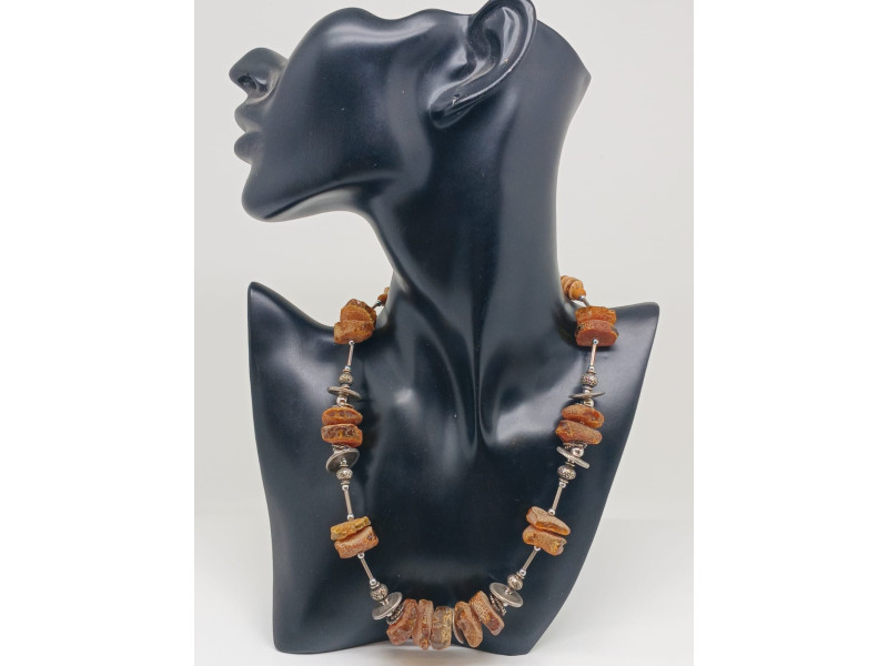 Transformable Amber Choker: A Fusion of North and South